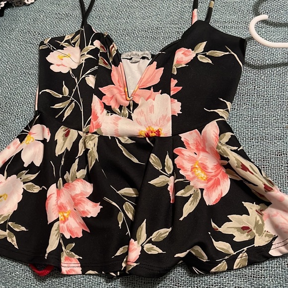 Cute top!! Size: small - Picture 2 of 3